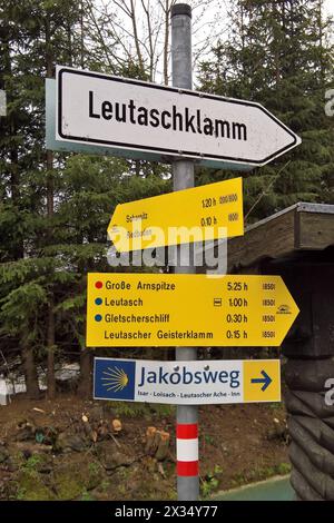 Mittenwald ist ein Markt im oberbayerischen Landkreis Garmisch-Partenkirchen im oberen Isartal, etwa 80 Kilometer südlich von München zwischen dem Karwendel- und dem Wettersteingebirge und unmittelbar an der Grenze zu Österreich. Der Ort ist Deutschlands höchstgelegener Luftkurort. Die Mittenwalder Karwendelbahn ist die zweithöchste Luftseilbahn in Deutschland. Foto: Wanderwege zur Leutaschklamm und Wegweiser zum Jakobsweg an der Isar *** Mittenwald ist eine Marktgemeinde im oberbayerischen Landkreis Garmisch Partenkirchen im oberen Isartal, rund 80 Kilometer südlich von München zwischen t Stockfoto