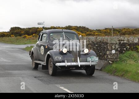 Ein 1939er Chevrolet Master Coupe verlässt Caldbeck, Cumbria. Das Auto nimmt an der Flying Scotsman Rally Teil, einer kostenlosen öffentlichen Veranstaltung. Stockfoto