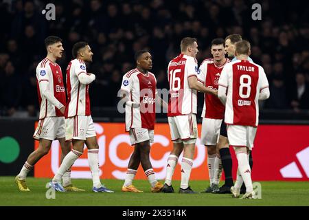 AMSTERDAM - (l-r) Ahmetcan Kaplan von Ajax, Devyne Rensch von Ajax, Steven Bergwijn von Ajax, Sivert Mannsverk von Ajax, Benjamin Tahirovic von Ajax, Schiedsrichter Sander van der Eijk während des niederländischen Eredivisie-Spiels zwischen Ajax Amsterdam und Excelsior Rotterdam in der Johan Cruijff Arena am 24. April 2024 in Amsterdam, Niederlande. ANP MAURICE VAN STEEN Stockfoto