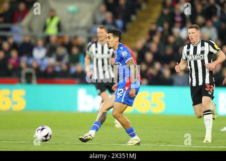 Selhurst Park, Selhurst, London, Großbritannien. April 2024. Premier League Football, Crystal Palace gegen Newcastle United; Daniel Munoz von Crystal Palace Pass. Beschreibung: Action Plus Sports/Alamy Live News Stockfoto