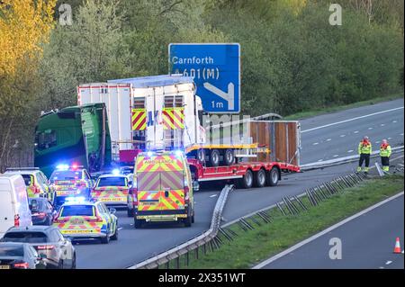 Carnforth, Lancashire 24. April 2024 – die M6 wurde zwischen der Abfahrt 36 und 35 South in der Nähe von Carnforth in Lancashire gegen 19 Uhr geschlossen, nachdem ein Lastwagen mit einem Anhänger von Nord nach Süd durch das Zentralreservat gestürzt und mit einem Messer versehen war. Krankenwagen-Besatzungen und Polizisten rannten zum Tatort, als Reisende in riesigen Hintern aus ihren Fahrzeugen stiegen. Quelle: Stop Press Media/Alamy Live News Stockfoto