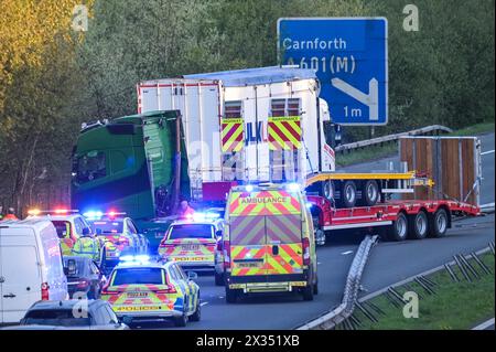 Carnforth, Lancashire 24. April 2024 – die M6 wurde zwischen der Abfahrt 36 und 35 South in der Nähe von Carnforth in Lancashire gegen 19 Uhr geschlossen, nachdem ein Lastwagen mit einem Anhänger von Nord nach Süd durch das Zentralreservat gestürzt und mit einem Messer versehen war. Krankenwagen-Besatzungen und Polizisten rannten zum Tatort, als Reisende in riesigen Hintern aus ihren Fahrzeugen stiegen. Quelle: Stop Press Media/Alamy Live News Stockfoto