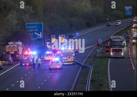 Carnforth, Lancashire 24. April 2024 – die M6 wurde zwischen der Abfahrt 36 und 35 South in der Nähe von Carnforth in Lancashire gegen 19 Uhr geschlossen, nachdem ein Lastwagen mit einem Anhänger von Nord nach Süd durch das Zentralreservat gestürzt und mit einem Messer versehen war. Krankenwagen-Besatzungen und Polizisten rannten zum Tatort, als Reisende in riesigen Hintern aus ihren Fahrzeugen stiegen. Quelle: Stop Press Media/Alamy Live News Stockfoto