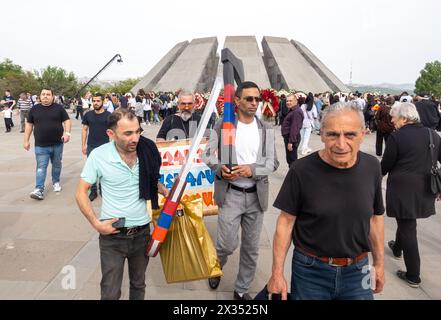 24. April 2024: Armenier tragen während der Gedenkfeier am Völkermord-Gedenktag im Armenian Genocide Memorial Complex Axe und Banner Stockfoto