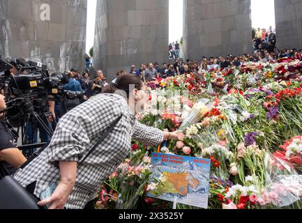 24. April 2024: Armenier während der Gedenkfeier am Gedenktag des Völkermords in Tsitsernakaberd Armenische Gedenkstätte zum Völkermord Jerewan Armenien Stockfoto