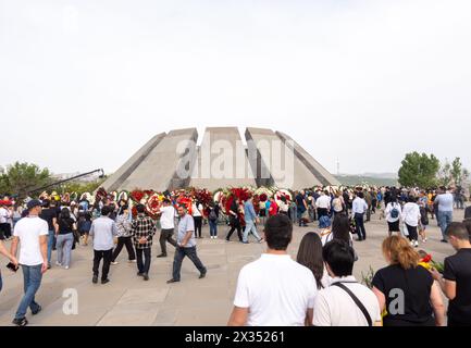 24. April 2024: Armenier während der Gedenkfeier am Gedenktag des Völkermords in Tsitsernakaberd Armenische Gedenkstätte zum Völkermord Jerewan Armenien Stockfoto