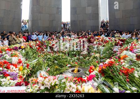 24. April 2024: Armenier während der Gedenkfeier am Gedenktag des Völkermords in Tsitsernakaberd Armenische Gedenkstätte zum Völkermord Jerewan Armenien Stockfoto