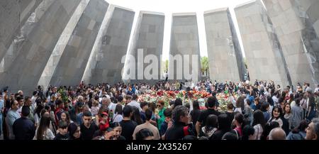 24. April 2024: Armenier während der Gedenkfeier am Gedenktag des Völkermords in Tsitsernakaberd Armenische Gedenkstätte zum Völkermord Jerewan Armenien Stockfoto