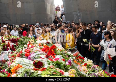 24. April 2024: Armenier während der Gedenkfeier am Gedenktag des Völkermords in Tsitsernakaberd Armenische Gedenkstätte zum Völkermord Jerewan Armenien Stockfoto