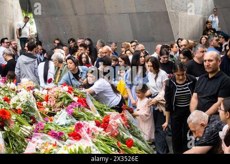 24. April 2024: Armenier während der Gedenkfeier am Gedenktag des Völkermords in Tsitsernakaberd Armenische Gedenkstätte zum Völkermord Jerewan Armenien Stockfoto