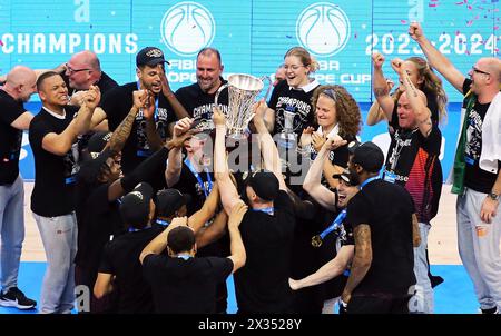 Istanbul, Türkei. April 2024. Basketball: FIBA Europe Cup, Bahcesehir Koleji - Niners Chemnitz, Finale, zweites Leg. Die Chemnitzer Spieler feiern mit der Trophäe nach dem Spiel. Quelle: Matthias Stickel/dpa/Alamy Live News Stockfoto