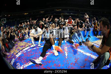 Istanbul, Türkei. April 2024. Basketball: FIBA Europe Cup, Bahcesehir Koleji - Niners Chemnitz, Finale, zweites Leg. Die Chemnitzer Spieler feiern mit der Trophäe nach dem Spiel. Quelle: Matthias Stickel/dpa/Alamy Live News Stockfoto