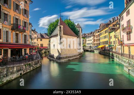 Das historische Palais de l'Isle am Thiou-Fluss in der malerischen Altstadt von Annecy, Frankreich. Stockfoto
