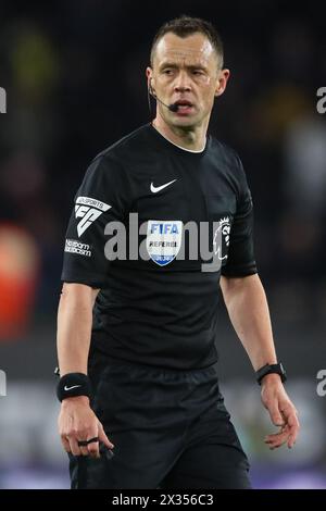 Wolverhampton, Großbritannien. April 2024. Schiedsrichter Stuart Attwell während des Premier League-Spiels Wolverhampton Wanderers gegen Bournemouth in Molineux, Wolverhampton, Vereinigtes Königreich, 24. April 2024 (Foto: Gareth Evans/News Images) in Wolverhampton, Vereinigtes Königreich am 24. April 2024. (Foto: Gareth Evans/News Images/SIPA USA) Credit: SIPA USA/Alamy Live News Stockfoto