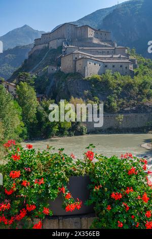 Panorama des Forte di Bard und des Flusses Dora Baltea, im Hintergrund die Alpen. Stockfoto