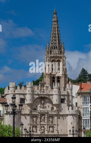 Arch of Santa Maria in der Weltkulturerbe-Stadt Burgos in Spanien, Castilla y Leon - Tor zur Altstadt - Reise-und Kulturtourismus-Konzept Stockfoto