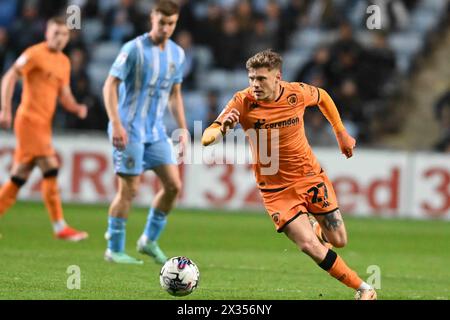 Regan Slater (27 Hull City) tritt am Mittwoch, den 24. April 2024, in der Coventry Building Society Arena in Coventry beim Sky Bet Championship-Spiel zwischen Coventry City und Hull City an. (Foto: Kevin Hodgson | MI News) Credit: MI News & Sport /Alamy Live News Stockfoto