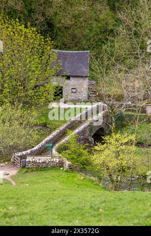 VIATORS BRÜCKE über den Fluss Dove bei Milldale im English Peak District, berühmt durch Izaak Walton im vollständigen Angler Stockfoto