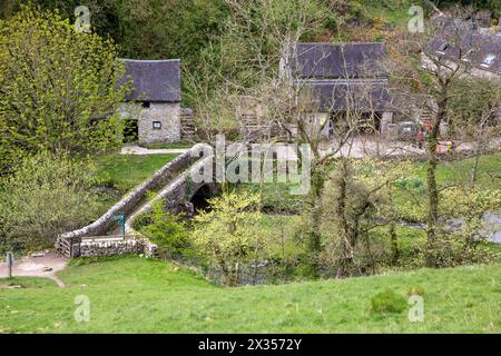 VIATORS BRÜCKE über den Fluss Dove bei Milldale im English Peak District, berühmt durch Izaak Walton im vollständigen Angler Stockfoto