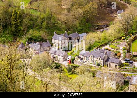 Blick vom Shining Tor aus auf das Dorf Milldale Derbyshire im Peak District Stockfoto