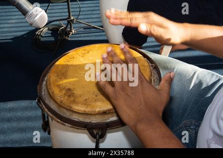 Salvador, Bahia, Brasilien - 28. August 2015: Hände eines Perkussionisten, der in einer Aufführung im Stadtteil Ribeira in Salva atabaque spielt Stockfoto