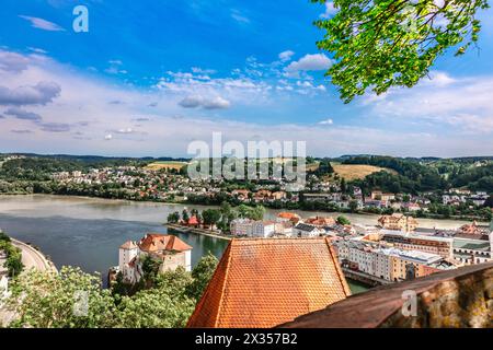 Panoramablick auf Passau. Die Skyline der Altstadt vom Schloss Veste Oberhaus. Zusammenfluss der drei Flüsse Donau, Inn, Ilz, Bayern, Deutschland. Stockfoto