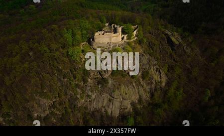 Aus der Vogelperspektive fängt die mittelalterliche Burg Chojnik auf einem Berg im Karkonosze-Gebirge ein. Die alte Festung steht stolz inmitten des malerischen lan Stockfoto