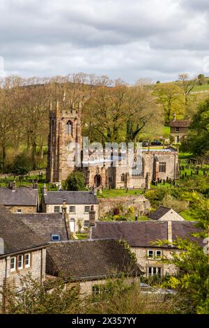 Blick auf das Peak District Derbyshire Dorf Hartington mit St Giles Pfarrkirche und Landhäusern Stockfoto