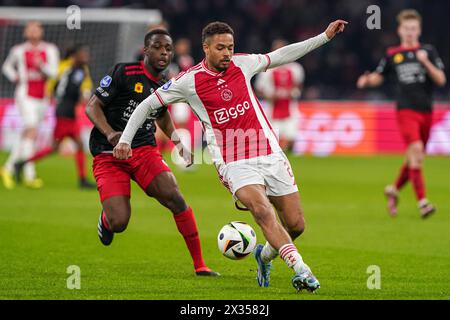 Amsterdam, Niederlande. April 2024. AMSTERDAM, NIEDERLANDE - 24. APRIL: Devyne Rensch von AFC Ajax dribbelt während des niederländischen Eredivisie-Spiels zwischen AFC Ajax und Excelsior Rotterdam in der Johan Cruijff Arena am 24. April 2024 in Amsterdam. (Foto von Andre Weening/Orange Pictures) Credit: Orange Pics BV/Alamy Live News Stockfoto