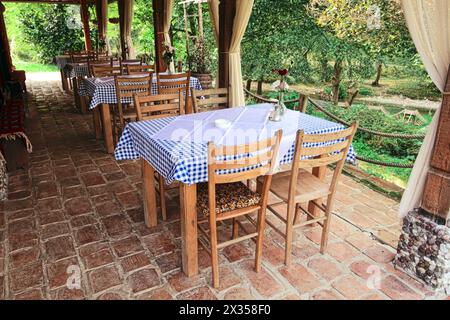 Restaurant im Landhausstil im Freien auf der Veranda des ethno-ökologischen Haushalts „Skok po skok“ entlang des Fußweges zur Quelle des Gradac River, Ser Stockfoto