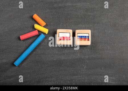 Polnisch-russische Beziehungen. Holzblöcke auf dunklem Tafel Hintergrund. Stockfoto