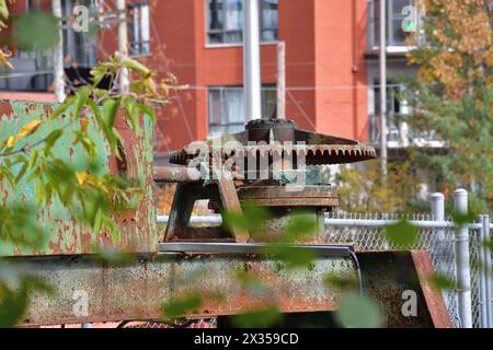 Alte verrostete Kegelräder zur Steuerung des Wasserflusses an einem Kraftdamm Stockfoto