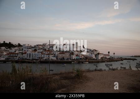 Faro, Portugal, 26. september 2020. Kleines traditionelles Fischerdorf Ferragudo am Flussufer mit weißen Häusern mit Ziegeldächern im Sommer auf einem s Stockfoto