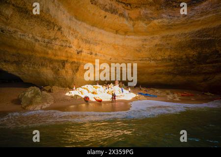 Algarve, Faro, Portugal 28. september 2020. Einzigartige riesige natürliche Höhle Benagil an der Algarve in Portugal Stockfoto