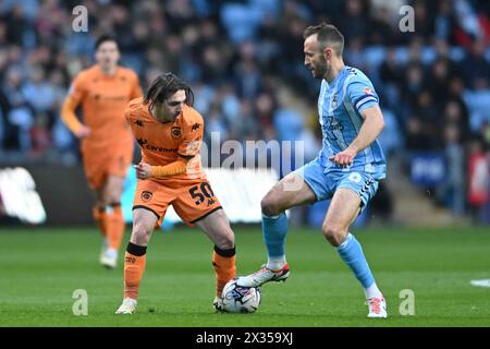 Abdulkadir Omur (50 Hull City) wurde von Liam Kelly (6 Coventry City) während des Sky Bet Championship Matches zwischen Coventry City und Hull City in der Coventry Building Society Arena, Coventry, am Mittwoch, den 24. April 2024, herausgefordert. (Foto: Kevin Hodgson | MI News) Credit: MI News & Sport /Alamy Live News Stockfoto