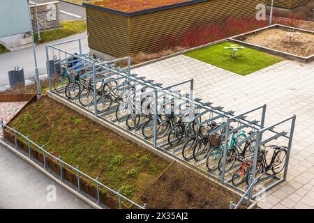 Nahansicht des Fahrradparkplatzes in einem modernen Apartmentkomplex von oben. Schweden. Stockfoto