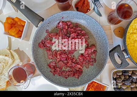 Türkischer Frühstückstisch. Gebratener Speck. Oliven, Marmelade und türkischer Tee. Stockfoto