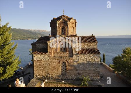 Historische Kirche des Heiligen Johannes des Theologen, auf der Klippe über Kaneo Beach mit Blick auf den See Ohrid in der Stadt Ohrid, Mazedonien Stockfoto