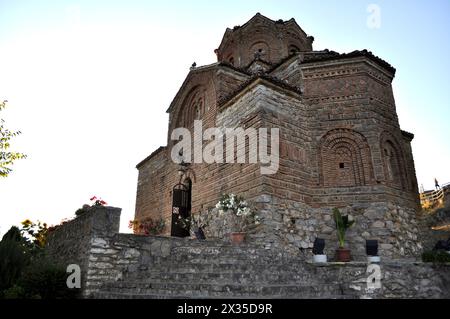 Historische Kirche des Heiligen Johannes des Theologen, auf der Klippe über Kaneo Beach mit Blick auf den See Ohrid in der Stadt Ohrid, Mazedonien Stockfoto