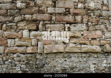 Alte Originalmauern aus großen Steinen aus der Festung Skopje oder skopsko Kale ist eine historische Festung in der Altstadt von Skopje. Stockfoto