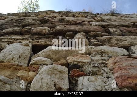 Alte Originalmauern aus großen Steinen aus der Festung Skopje oder skopsko Kale ist eine historische Festung in der Altstadt von Skopje. Stockfoto