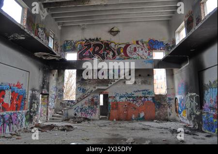 Große leere Hallen in einem alten verlassenen Fabrikgebäude. Seifenfabrik in Skopje. Mit Graffiti von unbekannten Künstlern bedeckt. Das Gebäude existiert nicht mehr. Stockfoto