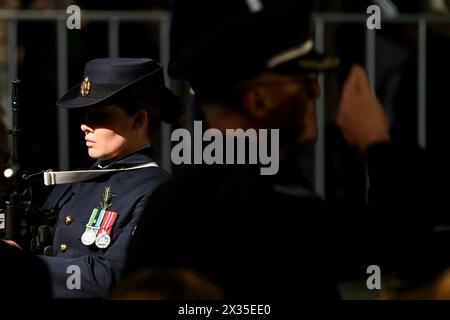 Ein Mitglied der catafalque Party nimmt am jährlichen Tagesdienst des ANZAC (Australian and New Zealand Army Corps) am 25. April 2024 in Sydney Teil. Foto: Izhar KHAN IST AUF REDAKTIONELLE VERWENDUNG BESCHRÄNKT. KEINE KOMMERZIELLE NUTZUNG Guthaben: Izhar Ahmed Khan/Alamy Live News/Alamy Live News Stockfoto