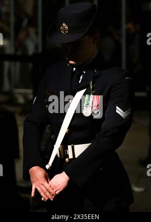 Ein Mitglied der catafalque Party nimmt am jährlichen Tagesdienst des ANZAC (Australian and New Zealand Army Corps) am 25. April 2024 in Sydney Teil. Foto: Izhar KHAN IST AUF REDAKTIONELLE VERWENDUNG BESCHRÄNKT. KEINE KOMMERZIELLE NUTZUNG Guthaben: Izhar Ahmed Khan/Alamy Live News/Alamy Live News Stockfoto