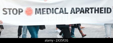 Menschenmenge, Protest und Banner für Impfstoff, Pass oder Justiz auf Zeichen, medizinischen oder Menschenrechten in der Stadt. Leute, unterstützen und kämpfen, um die Pharmaindustrie aufzuhalten Stockfoto