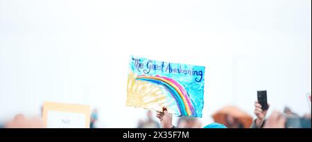 Poster, Protest und Freiheit mit Menschenmenge im Freien für Politik, Menschenrechte oder für Veränderung draußen. Streik, Gemeinschaft oder Gruppe als Zusammenarbeit Stockfoto