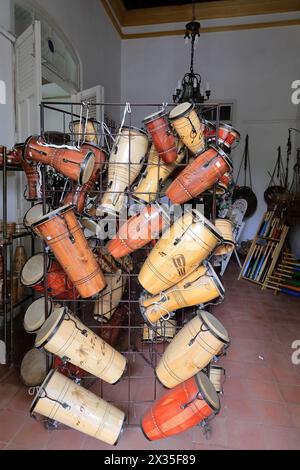 193 Set kubanischer Schlaginstrumente in einem Souvenirladen auf der Plaza Jose Marti= Congas-Tumbadoras, Makutas, Bongos, Batas, Timbales. Cienfuegos-Kuba. Stockfoto