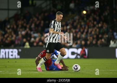 London, Großbritannien. April 2024. London, 24. April 2024: Fabian Schar of Newcastle während des Premier League-Spiels zwischen Crystal Palace und Newcastle United am 24. April 2024 im Selhurst Park in London. (Pedro Soares/SPP) Credit: SPP Sport Press Photo. /Alamy Live News Stockfoto