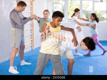 Zwei Jungs üben Selbstverteidigungstechniken Stockfoto