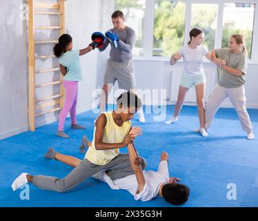 Zwei Jungs üben Selbstverteidigungstechniken Stockfoto